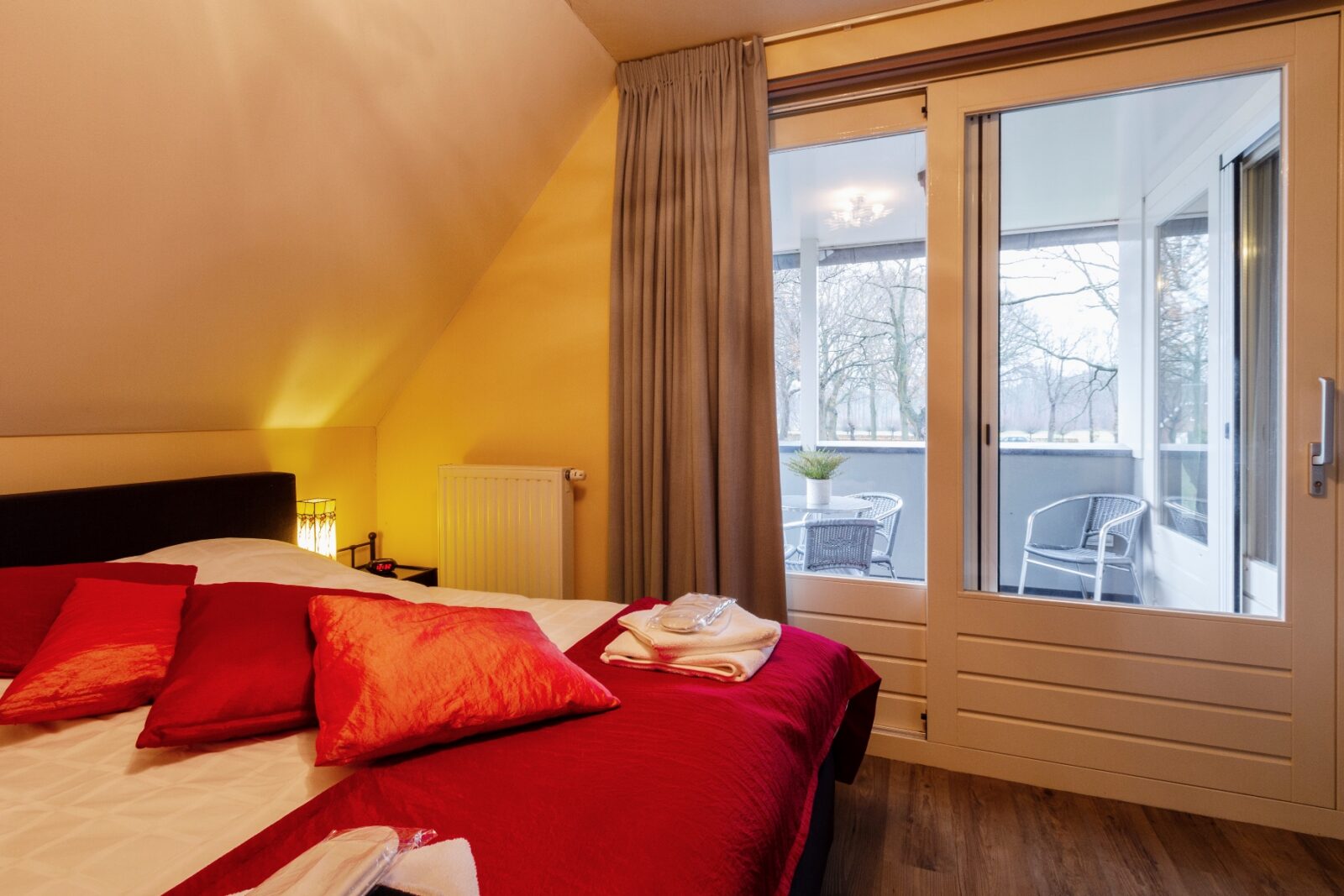 Slaapkamer van het appartement met uitzicht op het balkon