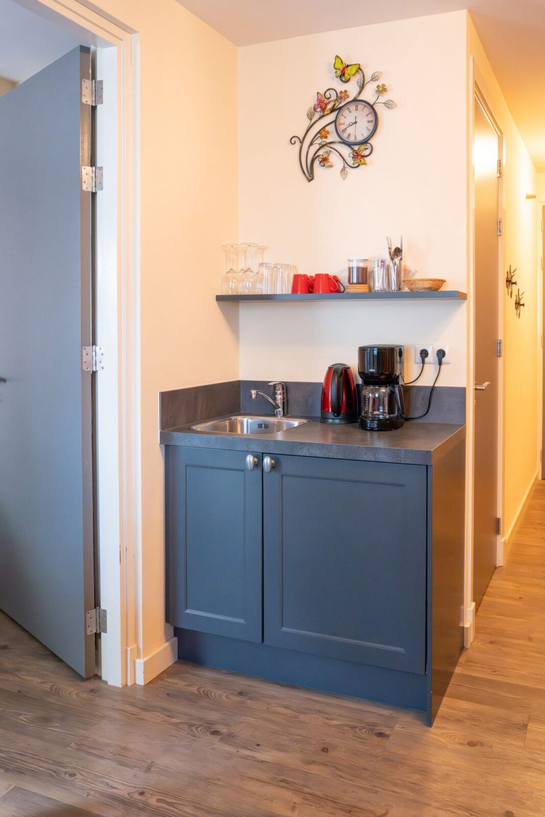 Keukenblok met wasbak, waterkoker, koffiezetapparaat en kopjes