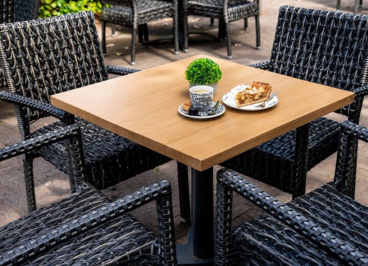 Tafel op het terras met koffie en een stuk appeltaart
